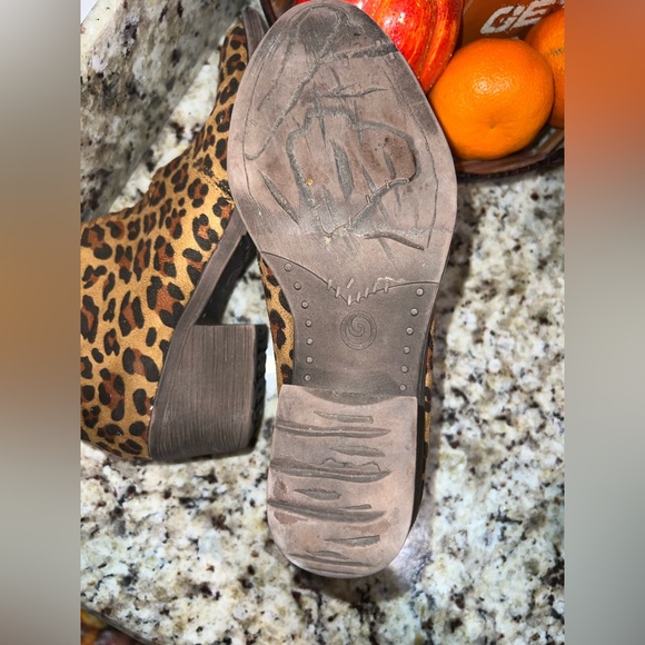 Like new SIZE 7 VOLATILE leopard print booties with slit down front. - Picture 5 of 7
